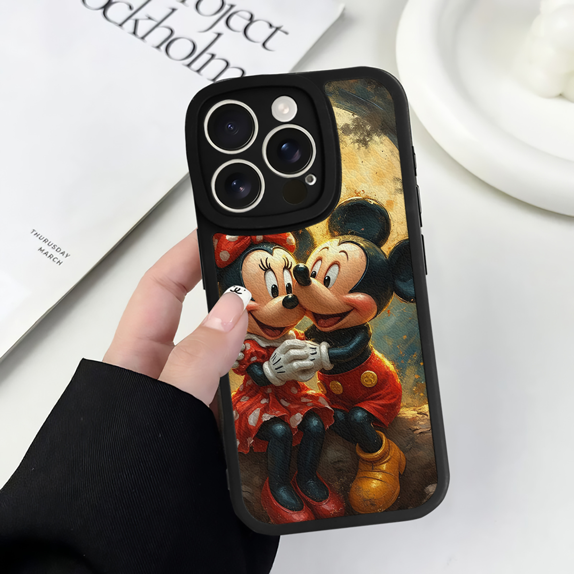 （画像用） ミッキーマウス Mickey Mouse 【iPhone 16シリーズ対応】シリコンスマホケース（レザー調） 材質：シリコン